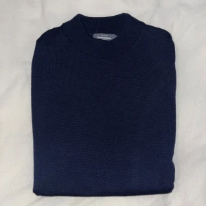 Mörkblå tröja från Dressmann - Säljer en mörkblå tröja från Dressmann i merinoull. Tröjan är helt oanvänd och kostar 699kr nypris. Hör av dig vid minsta fundering.