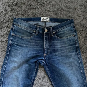 Acne studios jeans - Snygga blå jeans från Acne Studios. Jeansen har en lätt tvättad look som ger en cool och avslappnad stil. Skriv vid minsta lilla!❤️( strl w 28 L 32