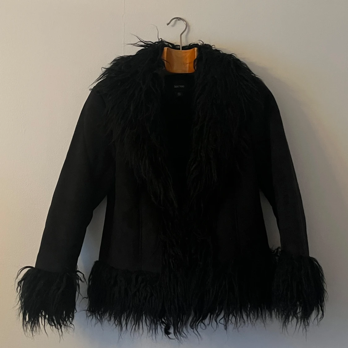Svart jacka med fuskpälsdetaljer - 1