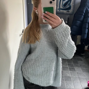 Ljusgrå stickad tröja - Mysig ljusblå stickad tröja. Använd en del så har lite nopprar här och där men annars jättefint skick. Tveka inte att skriva om ni undrar något!