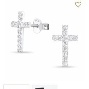 Kors örhängen🪽💗 - Dessa örhängen är gjort i äkta silver och nypris var 400kr💗💗säljer eftersom att jag är en guldtjej