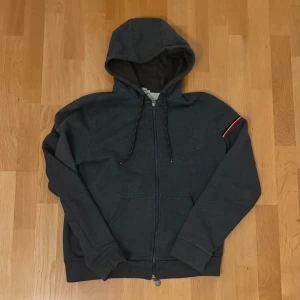 äkta moncler hoodie  - Grå Moncler hoodie storlek L men passar till M använd 3 gånger 