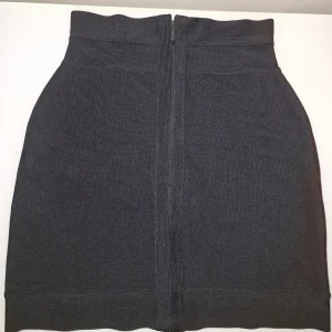 Svart kjol från Herve Leger - Snygg svart kjol från Herve Leger. Kjolen är tillverkad i ett stretchigt material som ger en smickrande siluett. Perfekt för att skapa en stilren look. Ligger på 6800 kr på Miinto i nypris. Så gott som ny!