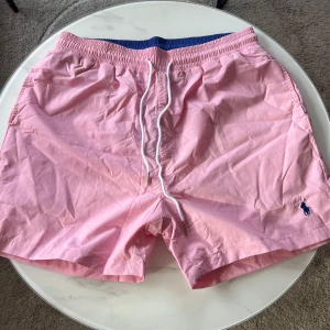 Rosa badbyxor - Snygga rosa badshorts. Obs! Dessa passa i storlek M.