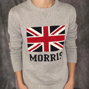 Morris stickad flag sweater - Mycket fint skick | Size L fits M | modell 180 63 kg | Följare får 100 kr rabbat | fraktar spårbart inom 24 timmar med PostNord eller instabox |