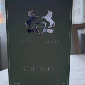 Greenly av parfums de marly - Säljer en Parfums de Marly Greenley (125 ml) i nära nyskick. Endast testad en gång, och både flaska och förpackning är i perfekt skick.  Greenley är en fräsch och elegant doft med inslag av äpple, citrus och träiga noter – perfekt för både vardag och speciella tillfällen.  Vid frågor eller intresse, tveka inte att höra av dig! 