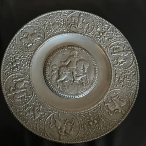 Nürnberg-patén från 1600-talets mitt – Ferdinand II av Habsburg” - Nürnberg-patén från 1600-talets mitt – Ferdinand II av Habsburg”  En patén från Nürnberg daterad till mitten av 1600-talet. Modellen är dekorerad med tolv Habsburgska kejsare till häst längs kanten, medan Ferdinand II av Habsburg avbildas i centrum.  Diameter: 19,5 cm.