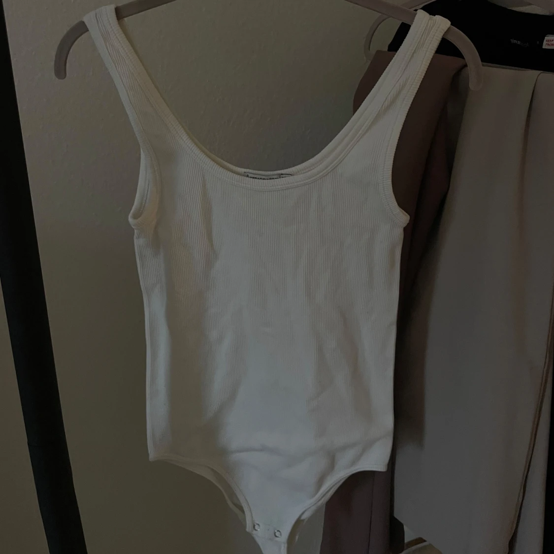 Vit ribbad bodysuit