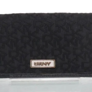 Svart plånbok från DKNY - Snygg svart plånbok från DKNY med subtilt mönster och en elegant logotyp i metall. Plånboken har en praktisk dragkedja för säker förvaring av dina tillhörigheter. Perfekt för att hålla ordning på kort och kontanter med stil.