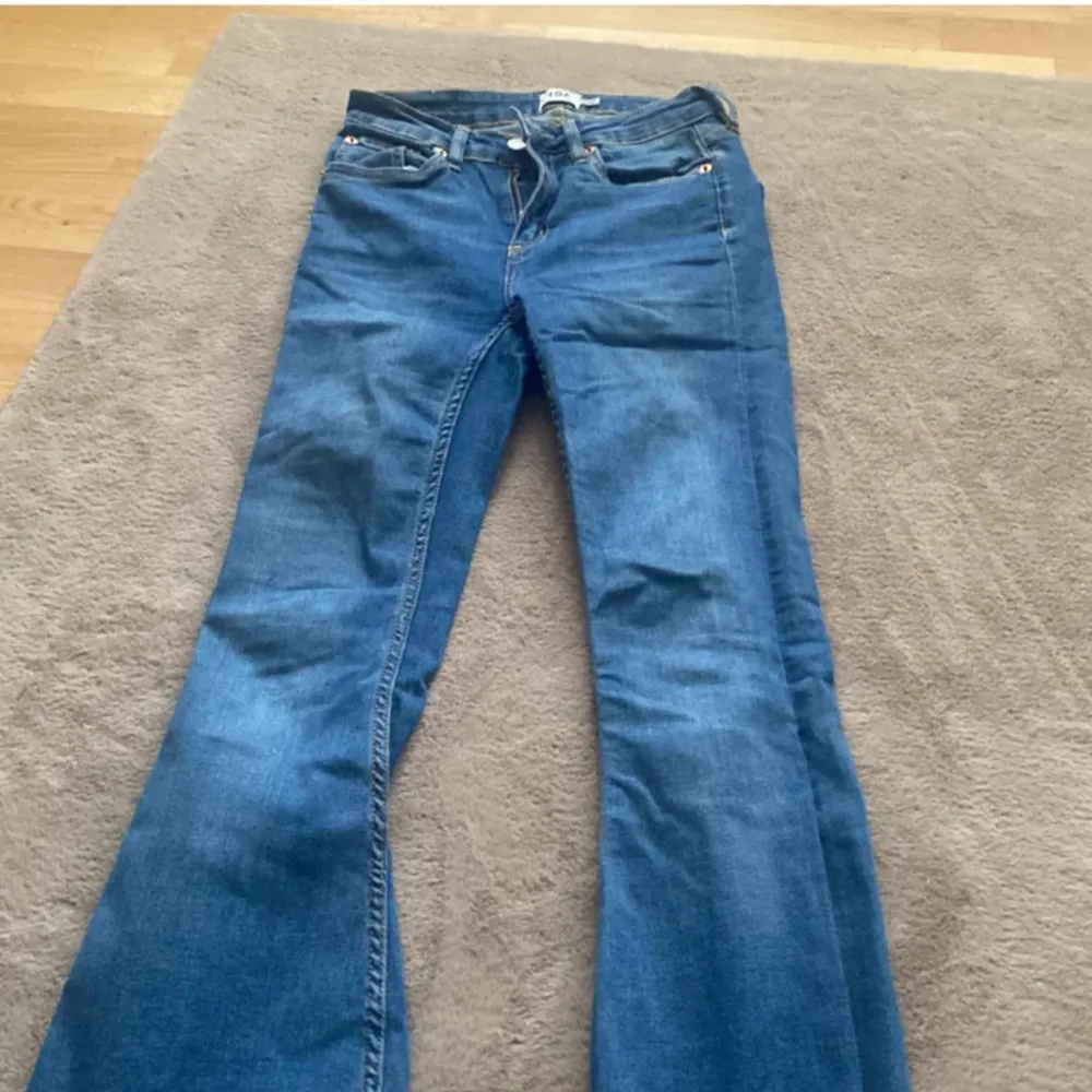 Snygga blå bootcut jeans med klassisk femficksdesign. De har en bekväm passform och är perfekta för en avslappnad stil. Klippta nere eftersom de var för långa (passar någon är 155 o lite till). Farkut & Housut.