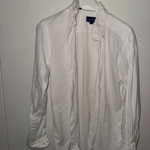 Vit skjorta från Eton - Klassisk vit skjorta från Eton . Skjortan är tillverkad i ett mjukt och bekvämt material och sitter snyggt
