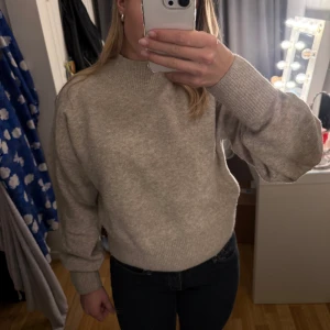 Beige stickad tröja - Stickad tröja från & other stories, kommer inte till användning lägre!🤍
