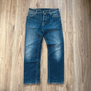 Jacob Cohën Jeans st: 34 (M-L) - Tjena säljer nu dessa as feta cohën jeansen. De har minimala tecken på slitage som syns på bilderna men personligen tycker jag de adderar stil. Kontakta mig vid eventuella frågor eller prisförslag!😁