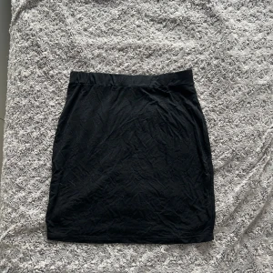 Kort kjol - Fin kort svart kjol i storlek medium, helt oanvänd🩷