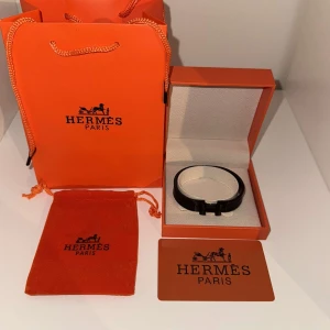 Svart armband - Svart H armband har fler storlekar och färger. Allt som syns på bilden får du med vid köp. Om det är några andra frågor är det bara att skriva.