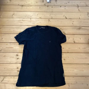 French T-Shirt - Säljes billigt! - Säljer denna då jag rensar garderoben! Riktigt billig! Vid funderingar kring pris eller fler bilder så är det bara att kontakta mig! Kolla även in min sida. Säljer kläder sjukt billigt och då har du chansen att köpa bundles… Med vänlig hälsning, 👋  