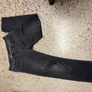 Svarta  Nudie Jeans - Snygga svarta Nudie jeans, använda Max 5 gånger; hör av er vid frågor !