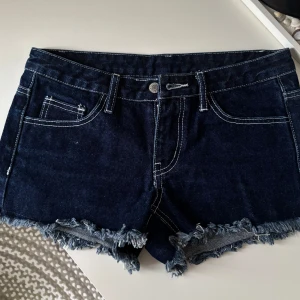 Low/Mid waist shorts  - Säljer nu mina low/midwaist shorts från Brandy Melville pga tyvärr lite för små! Använda ett få tal gånger men ser nya ut 