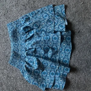 Blå mönstrad kjol - Säljer en blå kjol som LIKNAR den från meet me there! Perfekt till sommaren eller våren. Endast testad