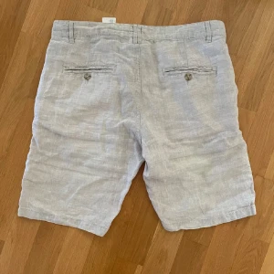 Beige linneshorts H&M - Beige Linneshorts från H&M. 100% linne. Storlek: 44, sitter som S. Skick:8/10, inga defekter bara allmänt använda. Nypris: 400kr. Kontakta oss för fler bilder eller info!🙌
