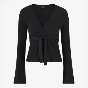 Blus drån Gina tricot  - Jättefin svart knut blus från gina tricot! Andbänd ett fåtal gånger och bra skick, skriv vid frågor💓🥰