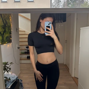 Svart träningstopp från Gymshark - Croppad träningstopp från Gymshark, skitsnygga detaljer i ryggen och superskön och stretchig