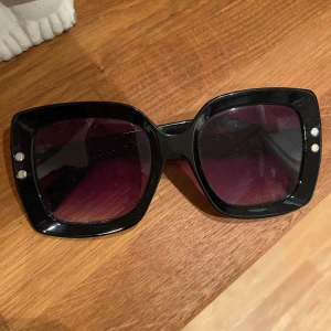 Svarta solglasögon  - Snygga stora coola glasögon