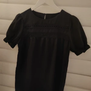 Söt svart blus - Fint skick