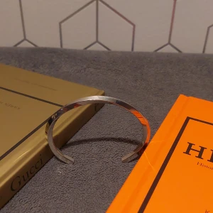 Silver Armband  - Helt nytt elegant och stilrent armband i silverfärg