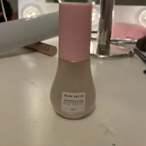 Glow Recipe Watermelon Glow Niacinamide Dew Drops - Säljer Glow Recipe Watermelon Glow Niacinamide Dew Drops. Denna serumflaska har en söt design med rosa lock och är perfekt för att ge huden en strålande lyster. Innehåller niacinamid och vattenmelonextrakt för att återfukta och jämna ut hudtonen. Knappast använt den ger glow o luktar magsikt, mini storlek