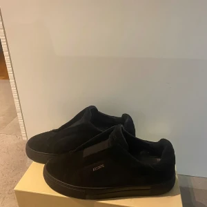 Svarta arigatos - Axel arigato i fint skick. Mockan är fin och fräsch och dom har kvar mönster under sulan. Skick 8/10 säljs då skorna börjar bli lite små och jag är sugen på nått nytt. Arigato märket finns kvar men börjar försvinna lite som man kan se på bilden. Mvh