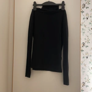 Svart polotröja - Använd mycket få gånger🤍