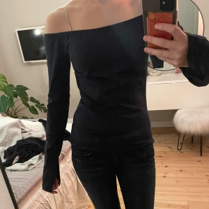 Mörkblå offshoulder topp - Snygg mörkblå offshoulder topp med långa ärmar ifrån Nelly. Den är aldrig använd 🌸