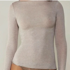 Beige långärmad topp - Säljer en stilren beige långärmad topp i mjukt material. Perfekt för lager-på-lager eller att bära som den är. Enkel design som passar till det mesta. Hör av dig vid intresse!