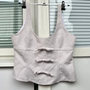 Linne med rosetter - Supersöt topp ifrån Zara med fina rosetter framtill! Toppen är i bra skick men har lite små skavanker😇💓Se bilder!! Den är i lite naturvit färg!💓