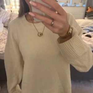 Vit stickad tröja från Other Stories - Säljer en vit stickad tröja från Other Stories i strl M, men passar även S. Den är använd men har inga defekter eller liknande. Hör av dig vid intresse! 🤍