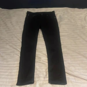 Svarta jeansbyxor från Nudie jeans - Ett par riktigt feta jeans från nudie i passform 29/30 och i skick 10/10. Om ni har frågor skriv bara till mig så svara jag
