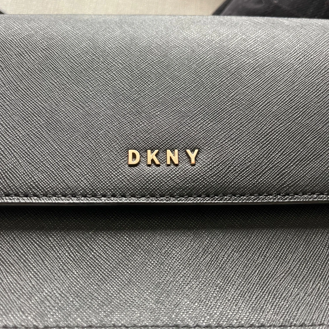 Svart axelväska från DKNY - 2
