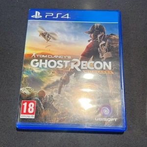 Tom Clancy's Ghost Recon Wildlands för PS4 - Säljer Tom Clancy's Ghost Recon Wildlands till PS4. Spelet är ett actionfyllt äventyr där du opererar i en öppen värld. Perfekt för dig som gillar taktiska shooter-spel. Inkluderar originalfodral och skiva.