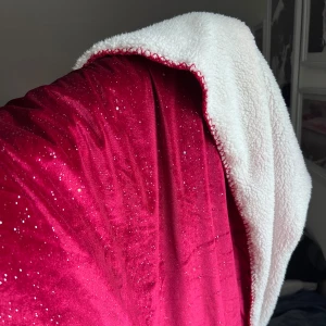 Röd glittrig filt - En glittrig röd filt ❤️✨ Inte helt säker på var den kommer ifrån, men skulle tippa på Rusta. Mjuk och härlig och har aldrig upplevt att den fäller glitter.  Har knappt blivit använd, så den är som i nyskick.  Storlek: ca 150x130cm
