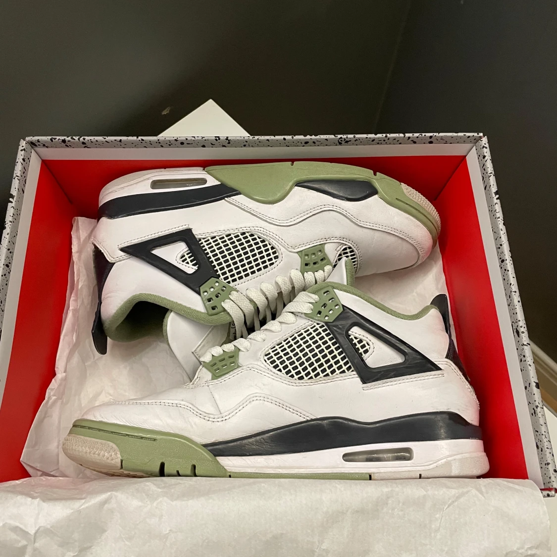 Nike Air Jordans i vitt och grönt - 1