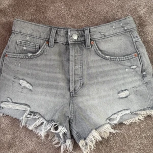 Grå jeansshorts från zara - Snygga grå jeansshorts från zara! säljer då dem inte passar längre🩷