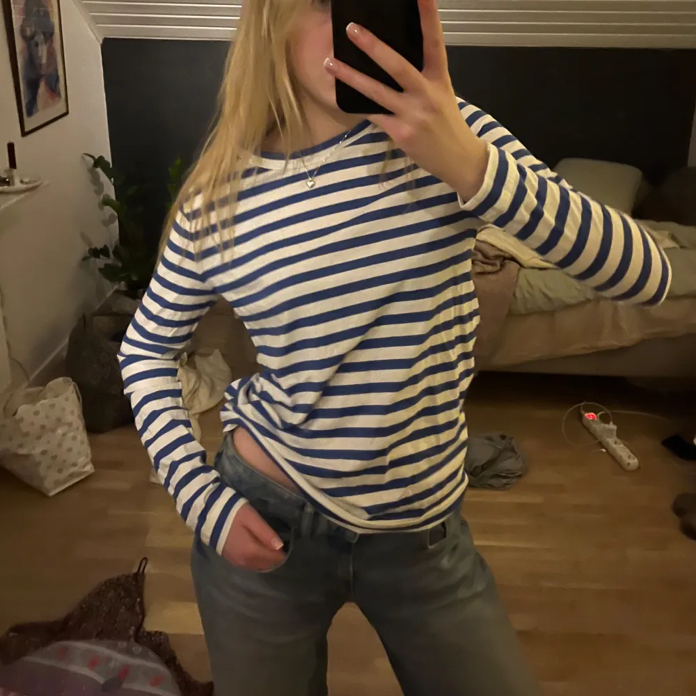 Säljer en jätte fin randig tröja i blått och vitt, pågrund av att jag aldrig fått använding av den. Helt ny men dock inga prislappar kvar tyvärr 💓💓 (jag är 175cm). Neuletakit & Villapaidat.