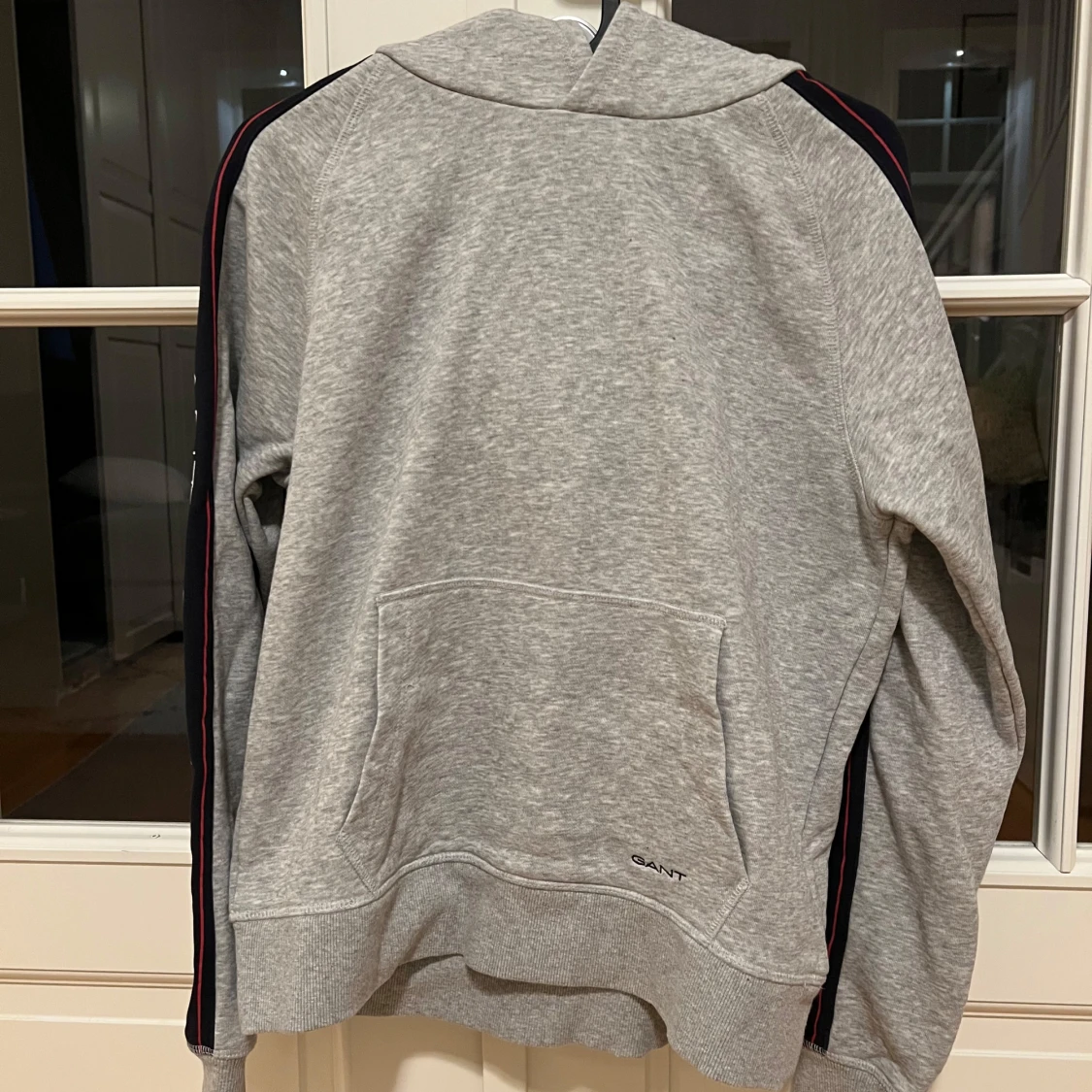 Grå hoodie från GANT