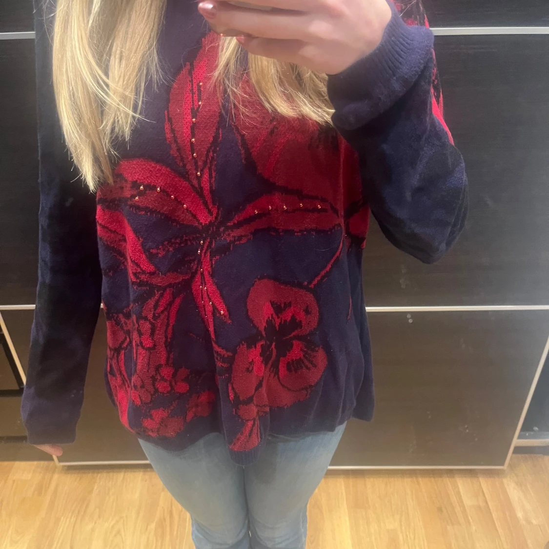 Mörkblå tröja med vinröda blommor