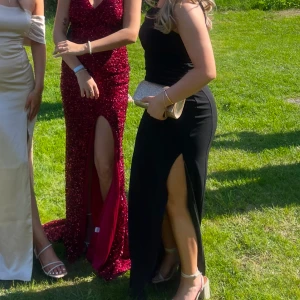 Balklänning med öppen rygg - Balklänning med öppen rygg. Endast använd en gång! Jag är 160 och den passade på mig men var lite lång så funkar absolut för längre personer😊👍🏼