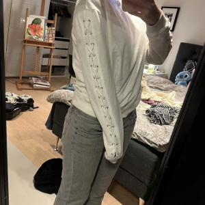 Unik sweatshirt med knytningar - Sweatshirt med knytningar på armarna