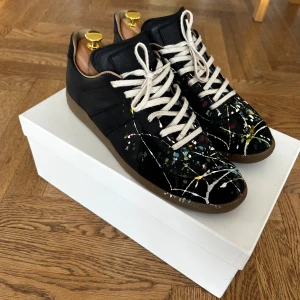 Maison Margiela Gats - Maison Margiela gats med färgstänk. Ganska använda därav priset, slitage i hälarna. Box och allt får du med, hör av dig vid frågor👍🏻