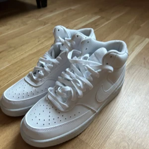 Nike - Court Vision  - Endast provad en gång, så gott som ny annars. Stl. 42