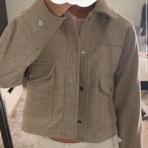 Beige kappa - Beige kappa från Zara storlek xs